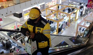 Một nhân viên giao hàng của Meituan nhận đơn hàng thực phẩm tại một trung tâm thương mại ở Bắc Kinh, Trung Quốc. Ảnh: Reuters