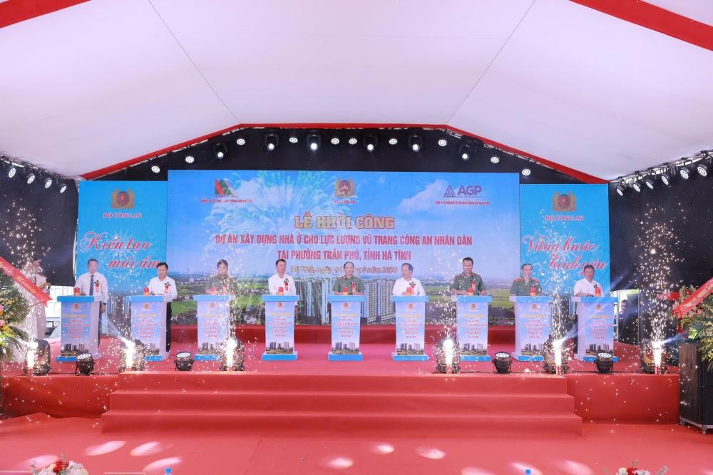 Các đại biểu thực hiện nghi thức khởi công dự án. Ảnh: Công an Hà Tĩnh