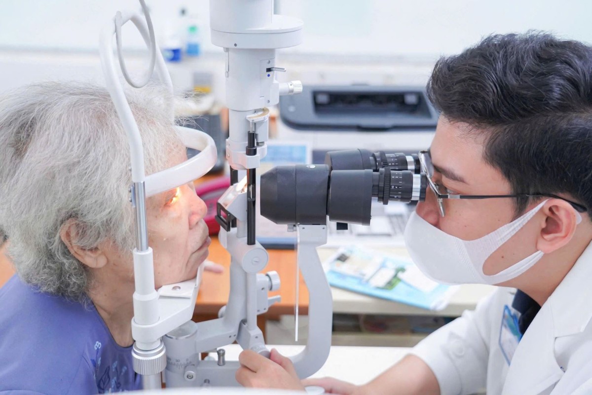 Bác sĩ kiểm tra mắt cho bà P.T.O. Ảnh: Bệnh viện Nhân dân Gia Định