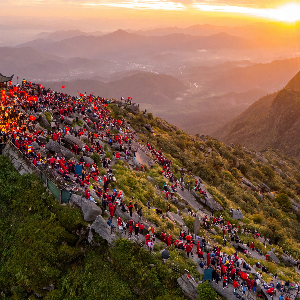 Cộng đồng những người yêu trekking cùng thực hiện hành trình “Rạng rỡ Việt Nam” dịp Quốc khánh 2/9 vừa qua. Ảnh: Yên Tử Destination