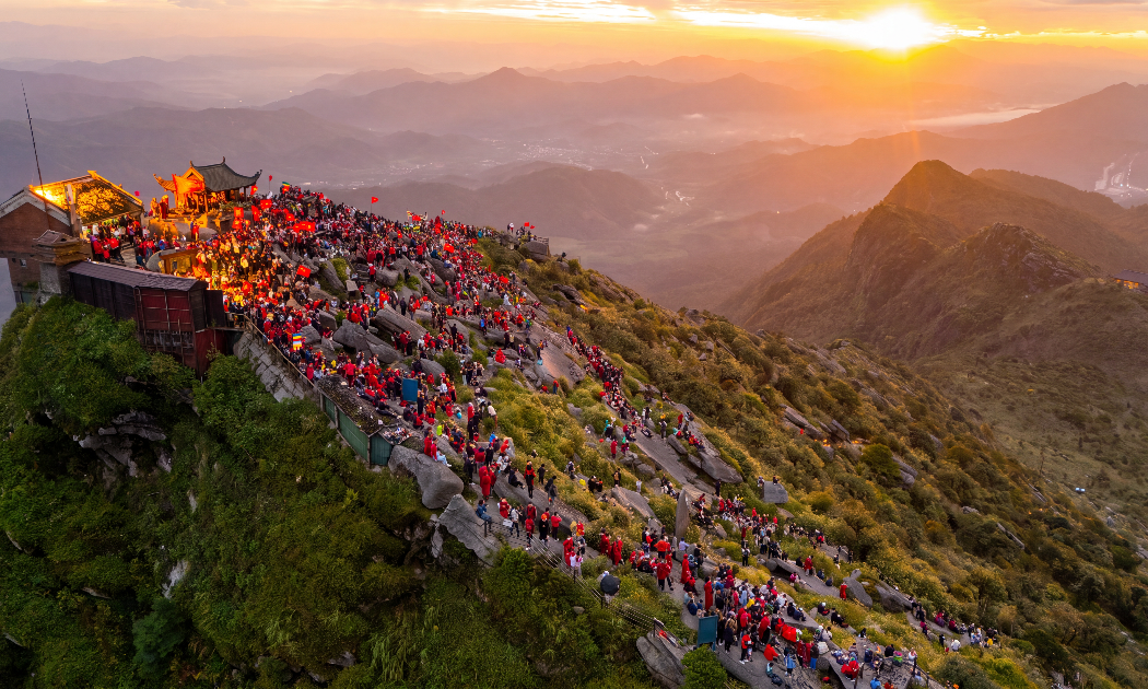 Cộng đồng những người yêu trekking cùng thực hiện hành trình “Rạng rỡ Việt Nam” dịp Quốc khánh 2/9 vừa qua. Ảnh: Yên Tử Destination
