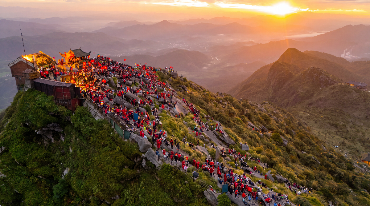 Cộng đồng những người yêu trekking cùng thực hiện hành trình “Rạng rỡ Việt Nam” dịp Quốc khánh 2/9 vừa qua. Ảnh: Yên Tử Destination