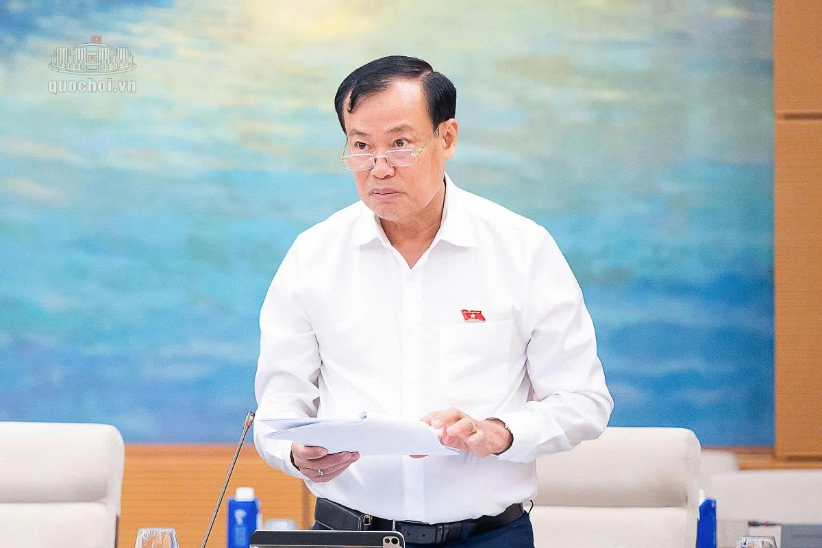 Thượng tướng Lê Tấn Tới, Chủ nhiệm Ủy ban Quốc phòng, An ninh và Đối ngoại trình bày Báo cáo tóm tắt Thẩm tra sơ bộ dự án Luật. Ảnh: Cổng thông tin điện tử Quốc hội.