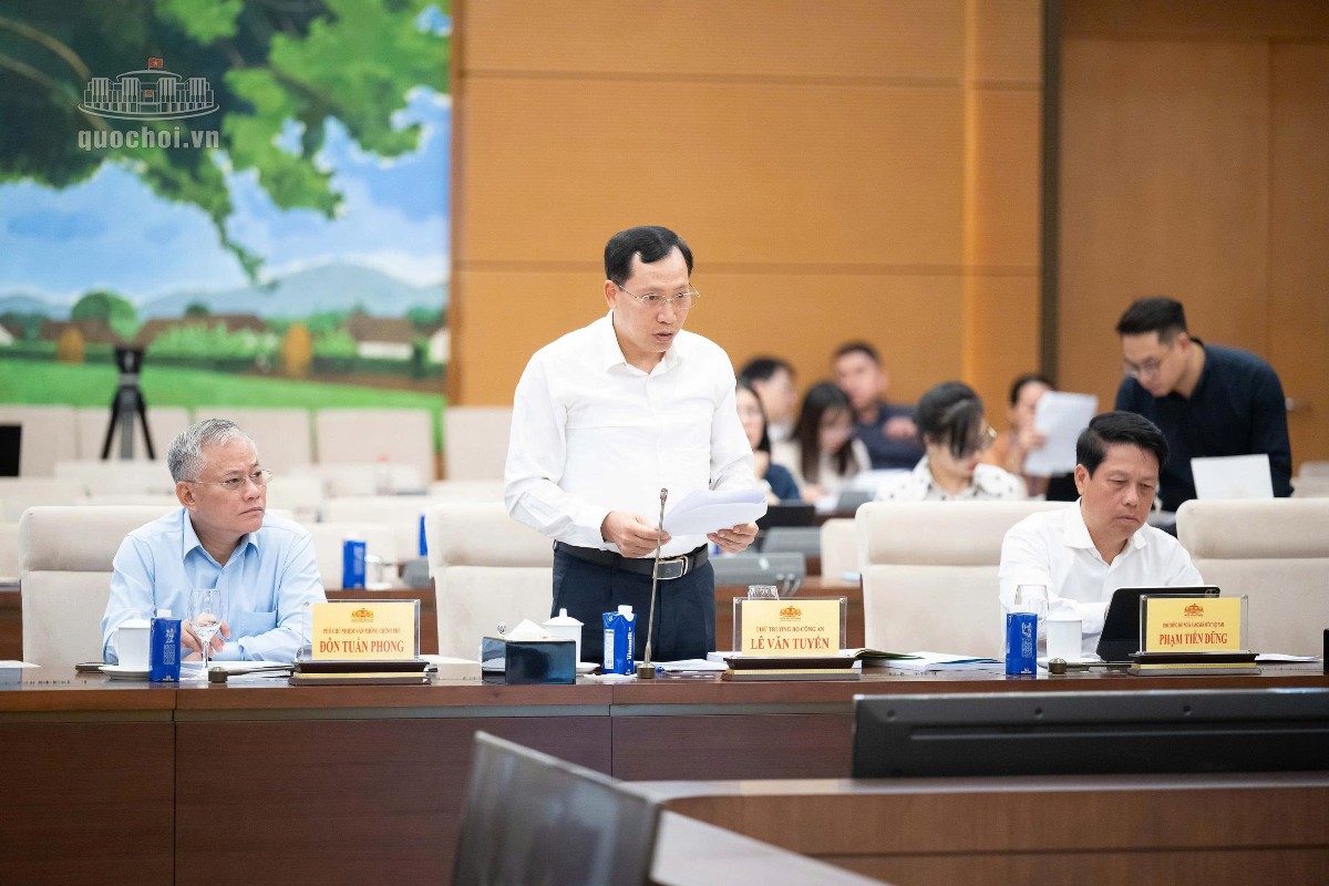 Thứ trưởng Bộ Công an, Thượng tướng Lê Văn Tuyến trình bày Tờ trình dự thảo Luật. Ảnh: Cổng thông tin điện tử Quốc hội.