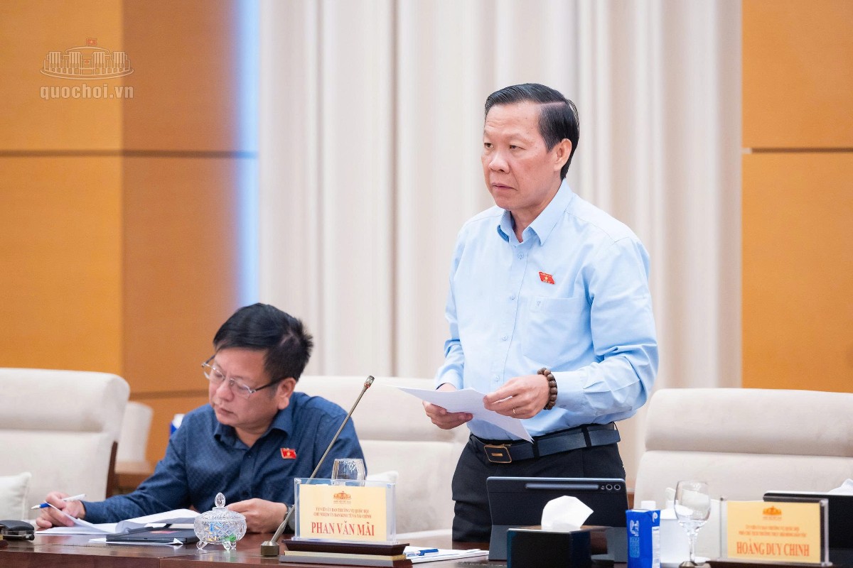 Chủ nhiệm Ủy ban Kinh tế và Tài chính Phan Văn Mãi trình bày báo cáo thẩm tra dự án Luật sửa đổi, bổ sung một số điều của Luật Kế toán, Luật Kiểm toán độc lập. Ảnh: Quochoi.vn
