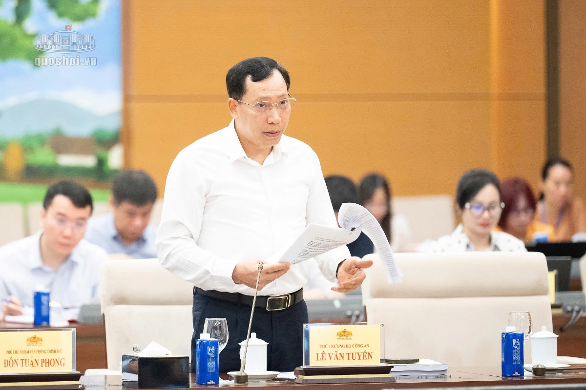Thượng tướng Lê Văn Tuyến, Thứ trưởng Bộ Công an trình bày Tờ trình tóm tắt dự án Luật sửa đổi, bổ sung một số điều của Luật Quản lý, sử dụng vũ khí, vật liệu nổ và công cụ hỗ trợ, Luật Phòng cháy, chữa cháy và cứu nạn, cứu hộ. Ảnh: Cổng thông tin điện tử Quốc hội.