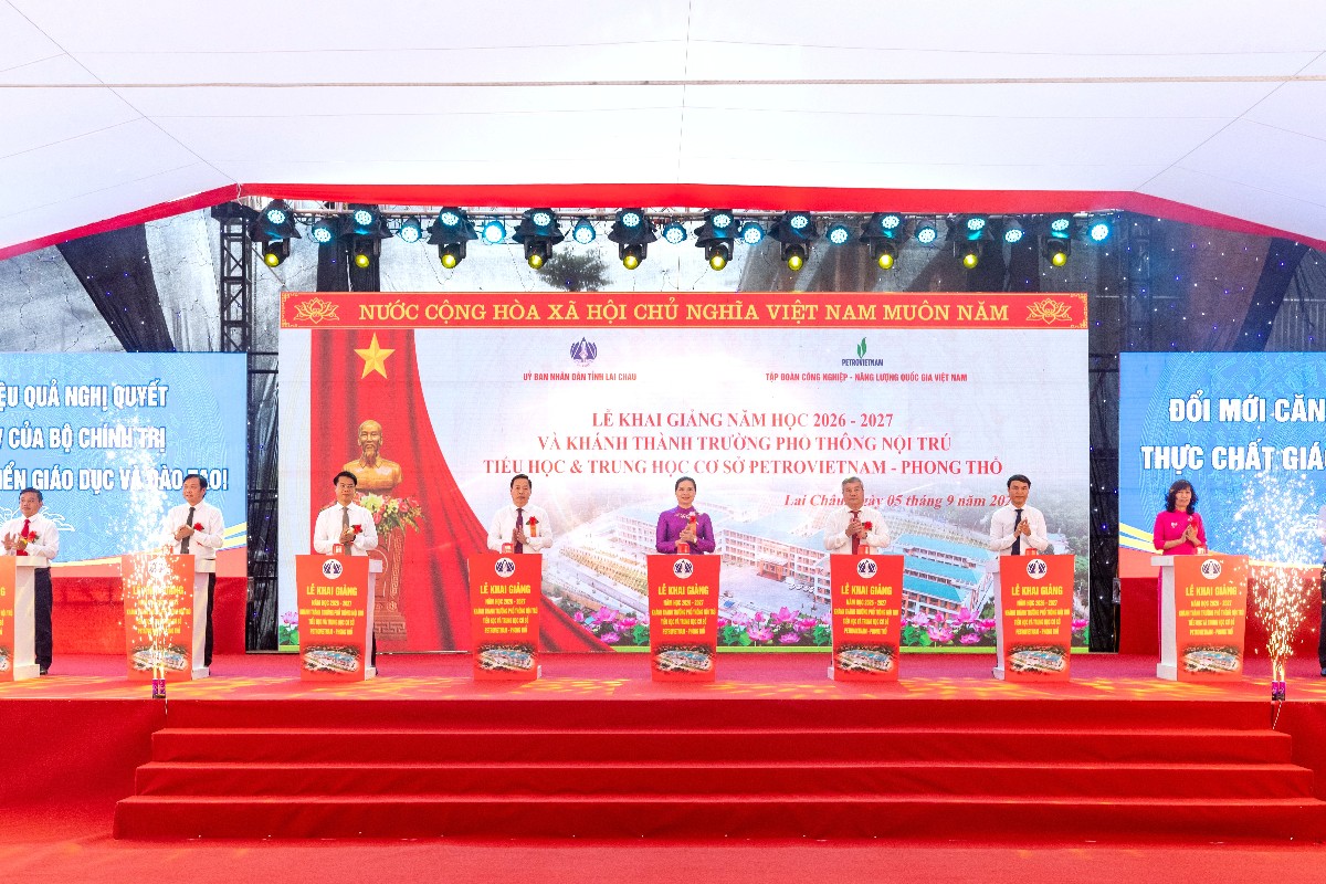 Đồng chí Hà Thị Nga, Ủy viên BCH Trung ương Đảng, Phó Chủ tịch - Tổng thư ký Ủy ban Trung ương Mặt trận Tổ quốc Việt Nam; Đồng chí Đỗ Chí Thanh, Phó Tổng giám đốc Petrovietnam; Đồng chí Hà Quang Trung, Phó Bí thư Tỉnh ủy, Chủ tịch UBND Tỉnh Lai Châu cùng các đại biểu tỉnh Lai Châu thực hiện nghi thức cắt băng khánh thành Trường.
