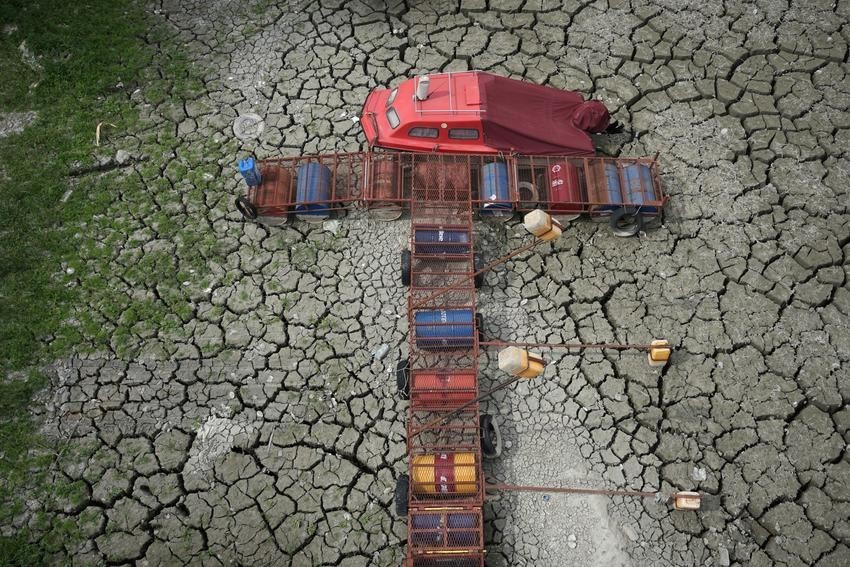 Một chiếc thuyền nằm trên nền đất khô cạn khi mực nước sông Danube hạ thấp tại Petrovaradin, Serbia. Ảnh: AP/Darko Vojinovic