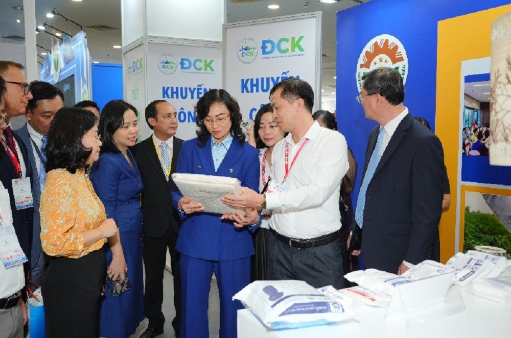 Thứ trưởng Bộ Công Thương Phan Thị Thắng tham quan gian hàng tại VIS 2026. Ảnh: MOIT.