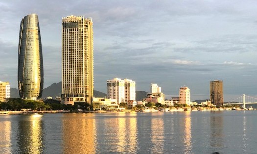 The Han River flows throught Da Nang’s administrative center, serving as a vital gateway for maritime trade and logistics in the city. (Photo: Ngo Anh Van)