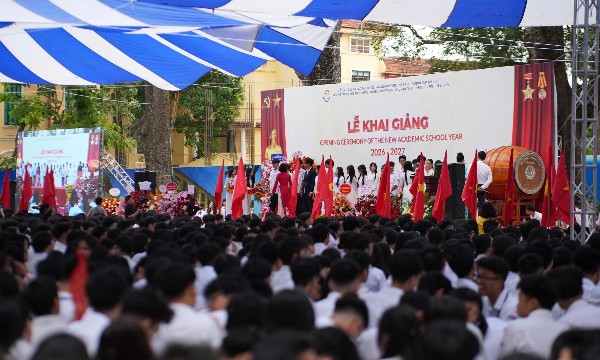 Hơn 2,3 triệu học sinh Hà Nội khai giảng năm học mới