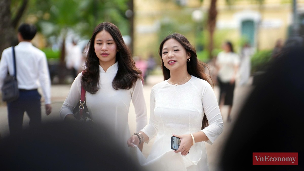 Các em học sinh Trường Trung học Phổ thông Chuyên Chu Văn An đến trường từ sớm, háo hức đón chờ Lễ khai giảng năm học mới. Ảnh: Phương Thảo