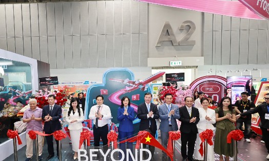 Deputy Minister of Trade and Industry Phan Thi Thang (center) and delegates launch the Beyond Vietnam e-commerce promotion program. (Photo: baochinhphu.vn)