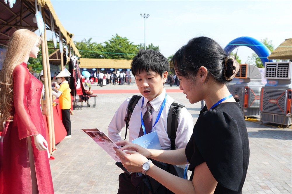 Đại diện các địa phương Việt Nam và Nhật Bản giới thiệu sản phẩm đặc trưng tại các gian hàng. Ảnh: UBND TP Huế