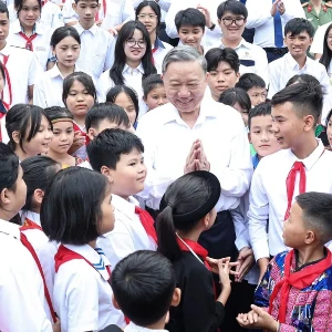 Tổng Bí thư, Chủ tịch nước Tô Lâm cùng các em học sinh. Ảnh: SGGP