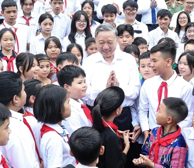 Tổng Bí thư, Chủ tịch nước Tô Lâm cùng các em học sinh. Ảnh: SGGP