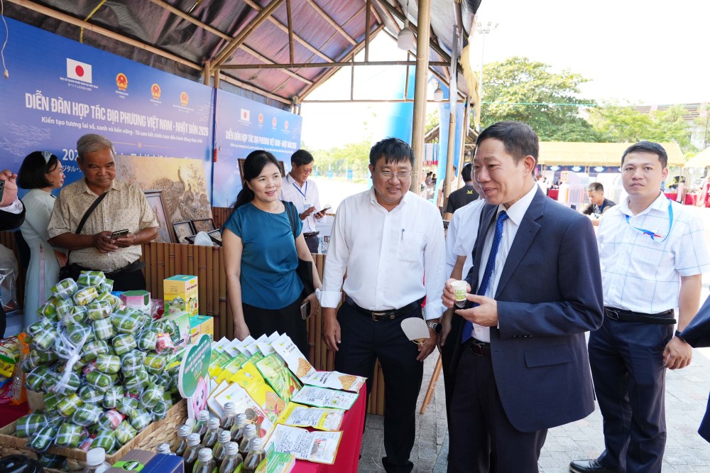 Không gian trưng bày trở thành điểm giao lưu giữa các địa phương và cộng đồng doanh nghiệp hai nước.Ảnh: UBND TP Huế