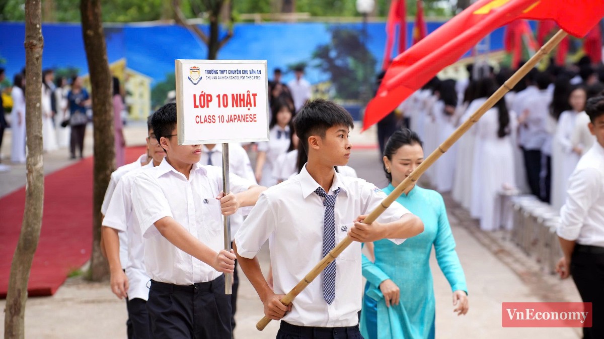 Đây là năm thứ hai lễ khai giảng được tổ chức thống nhất trên phạm vi toàn quốc và được thực hiện theo hình thức trực tiếp kết hợp trực tuyến. Ảnh: Phương Thảo