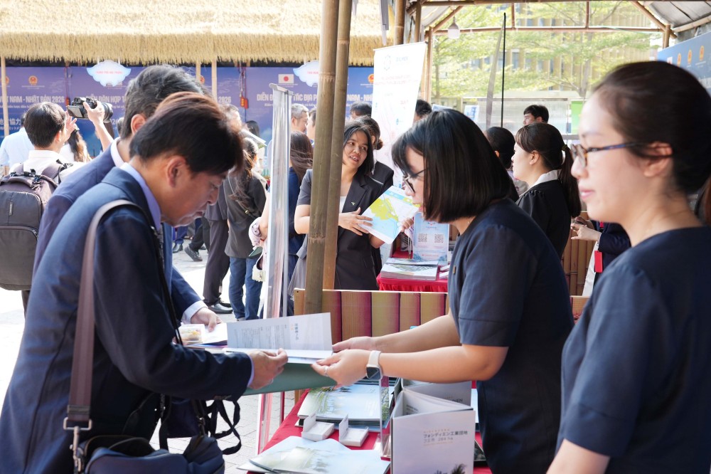 Không gian trưng bày thu hút đại diện các địa phương và doanh nghiệp hai nước tham gia. Ảnh: UBND TP Huế