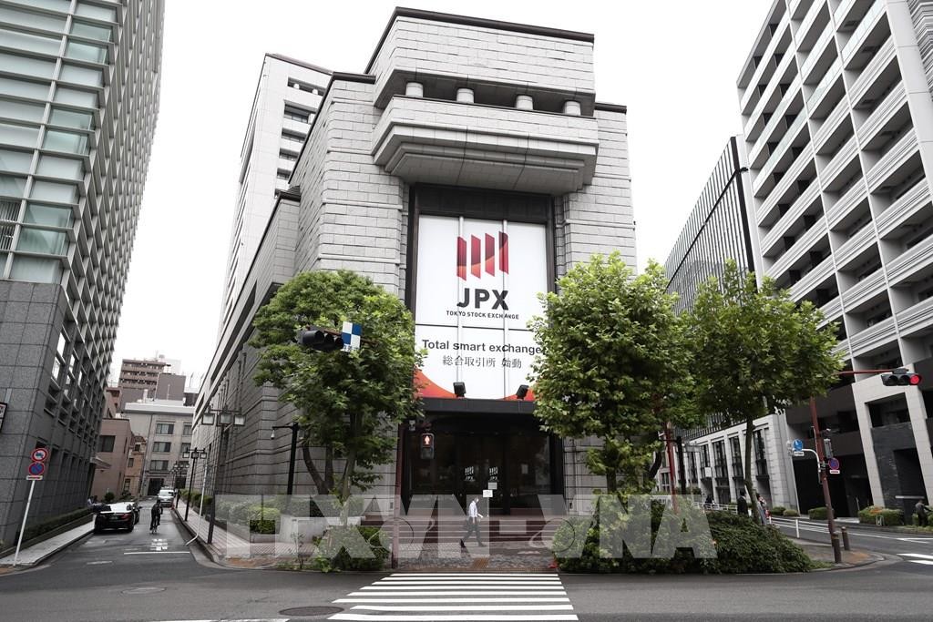 Bên ngoài Sở Giao dịch chứng khoán Tokyo (TSE) ở thủ đô Tokyo, Nhật Bản. Ảnh: AFP/TTXVN