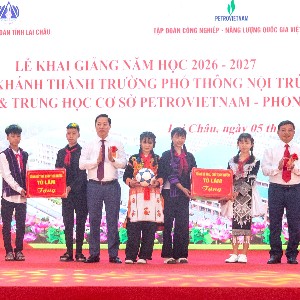 Học sinh nhà trường đón nhận 20 quả bóng thể thao do Tổng Bí thư, Chủ tịch nước Tô Lâm gửi tặng.