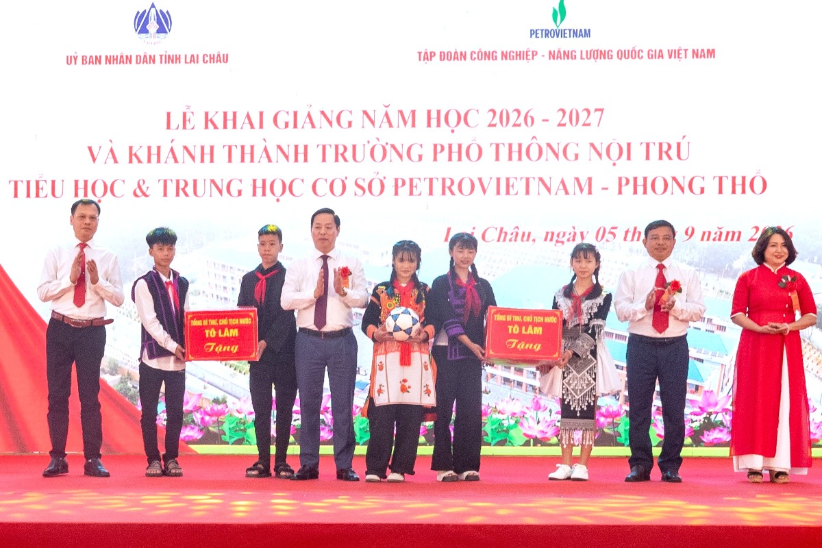 Học sinh nhà trường đón nhận 20 quả bóng thể thao do Tổng Bí thư, Chủ tịch nước Tô Lâm gửi tặng.