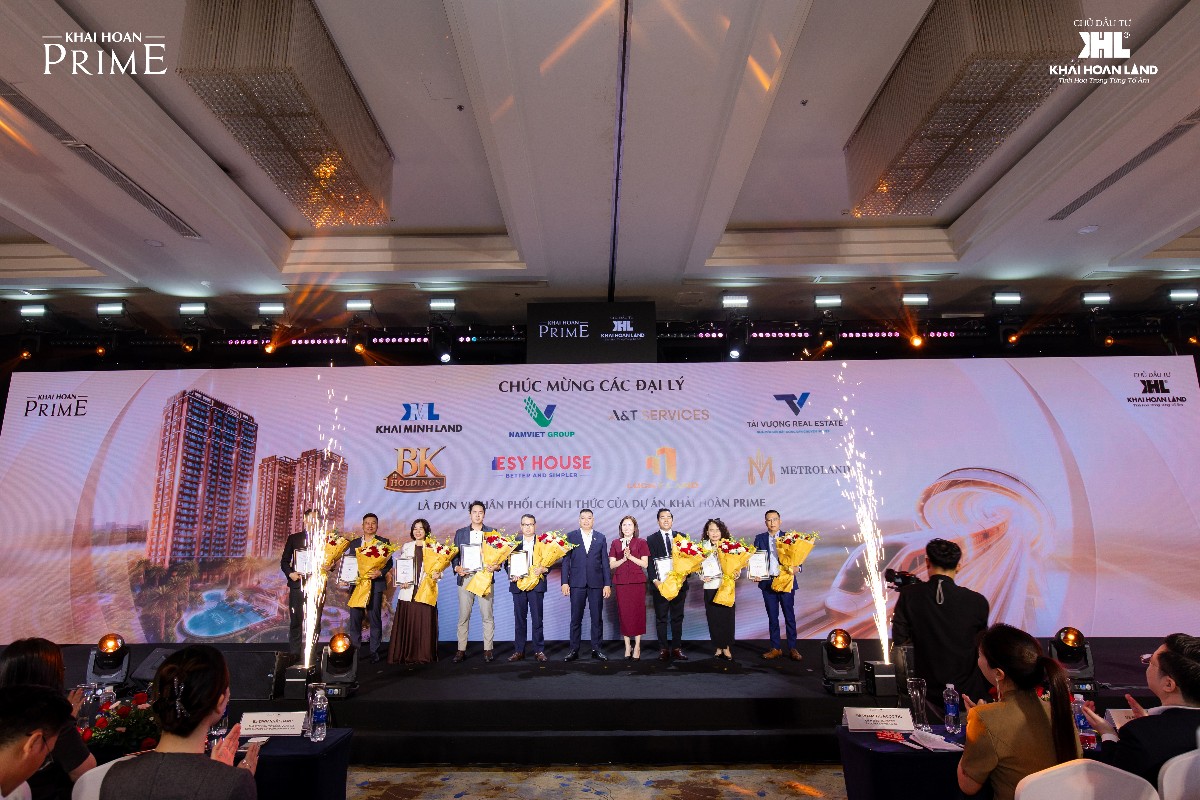 Nghi thức trao Chứng nhận đại lý phân phối chiến lược là cột mốc đầu tiên trong hành trình trao sản phẩm Khải Hoàn Prime đến tay khách hàng trong giai đoạn mới.