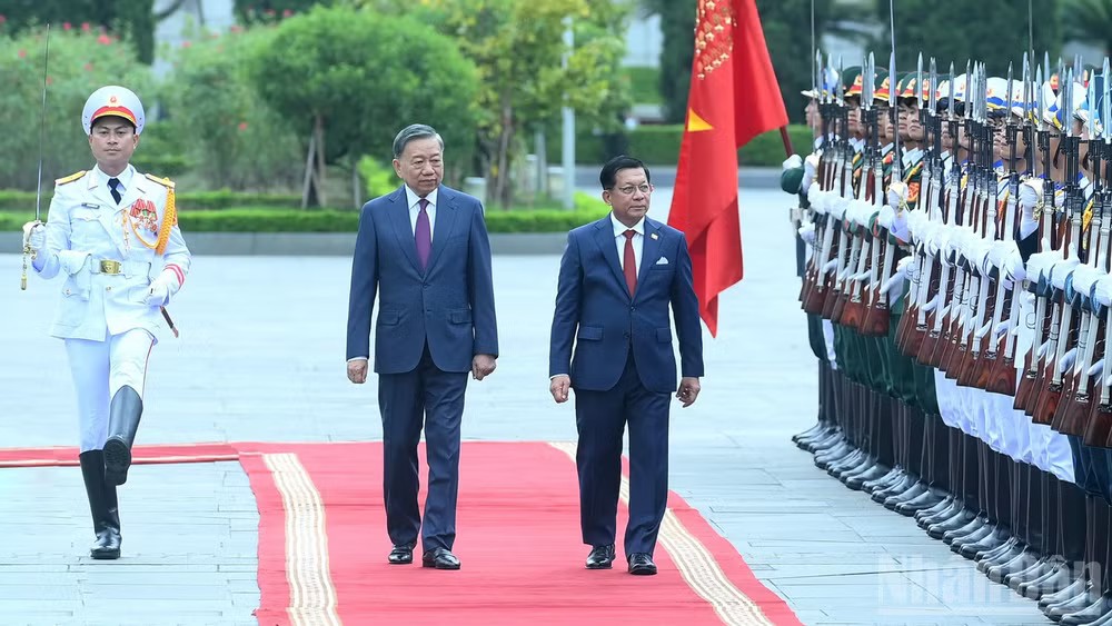 Tổng Bí thư, Chủ tịch nước Tô Lâm và Tổng thống Myanmar Min Aung Hlaing duyệt Đội danh dự Quân đội nhân dân Việt Nam tại Lễ đón. Ảnh: Nhân Dân/ Đăng Khoa.