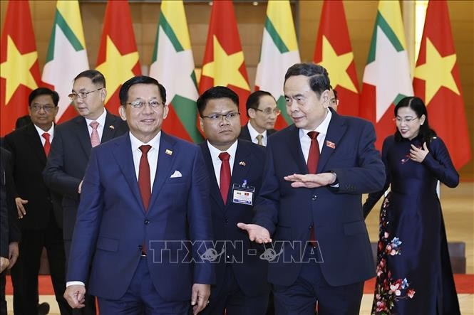 Chủ tịch Quốc hội Trần Thanh Mẫn tiễn Tổng thống nước Cộng hòa Liên bang Myanmar Min Aung Hlaing. Ảnh: Doãn Tấn - TTXVN
