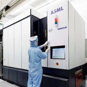 Một hệ thống quang khắc DUV của ASML. Công nghệ DUV, đặc biệt DUV ngâm, đang được Trung Quốc tập trung phát triển nhằm giảm phụ thuộc vào thiết bị và công nghệ bán dẫn nước ngoài. Nguồn ảnh: ASML - DUV lithography systems
