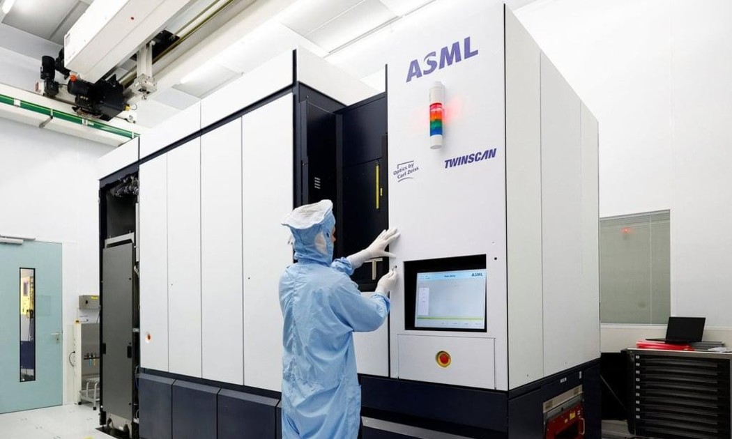 Một hệ thống quang khắc DUV của ASML. Công nghệ DUV, đặc biệt DUV ngâm, đang được Trung Quốc tập trung phát triển nhằm giảm phụ thuộc vào thiết bị và công nghệ bán dẫn nước ngoài. Nguồn ảnh: ASML - DUV lithography systems