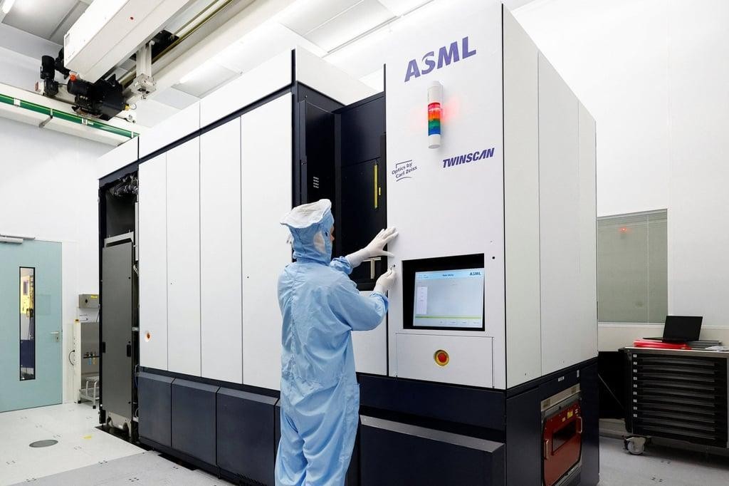 Một hệ thống quang khắc DUV của ASML. Công nghệ DUV, đặc biệt DUV ngâm, đang được Trung Quốc tập trung phát triển nhằm giảm phụ thuộc vào thiết bị và công nghệ bán dẫn nước ngoài. Nguồn ảnh: ASML - DUV lithography systems
