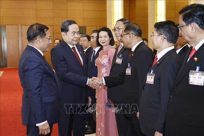 Chủ tịch Quốc hội Trần Thanh Mẫn với đoàn đại biểu Myanmar. Ảnh: Doãn Tấn - TTXVN