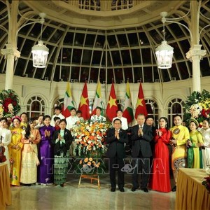 Tổng Bí thư, Chủ tịch nước Tô Lâm và Phu nhân Ngô Phương Ly cùng Tổng thống Myanmar Min Aung Hlaing và Phu nhân Kyu Kyu Hla với các nghệ sĩ biểu diễn tại tiệc chiêu đãi. Ảnh: Thống Nhất – TTXVN