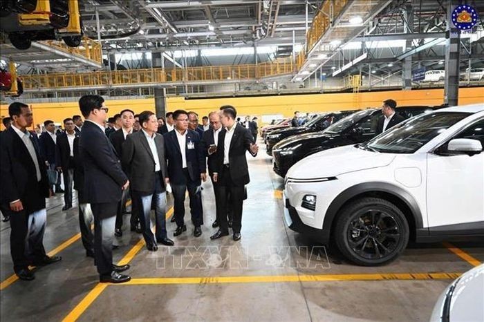 Tổng thống Cộng hòa Liên bang Myanmar Min Aung Hlaing thăm và làm việc tại Tổ hợp Nhà máy sản xuất ô tô VinFast Hải Phòng. Ảnh: TTXVN