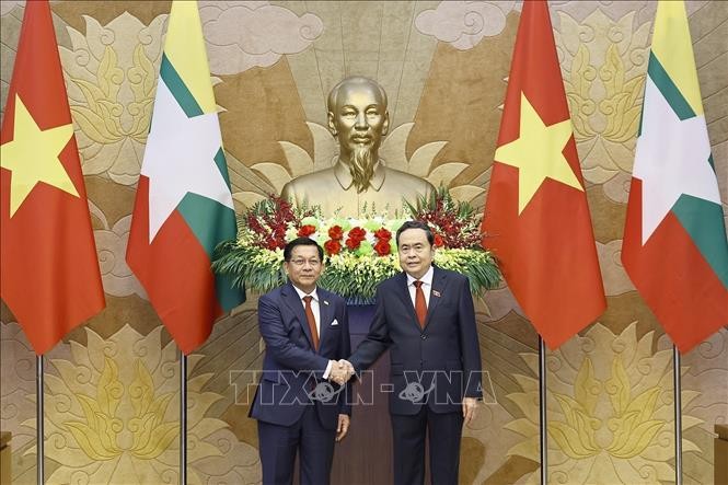 Chủ tịch Quốc hội Trần Thanh Mẫn hội kiến Tổng thống nước Cộng hòa Liên bang Myanmar Min Aung Hlaing. Ảnh: Doãn Tấn - TTXVN