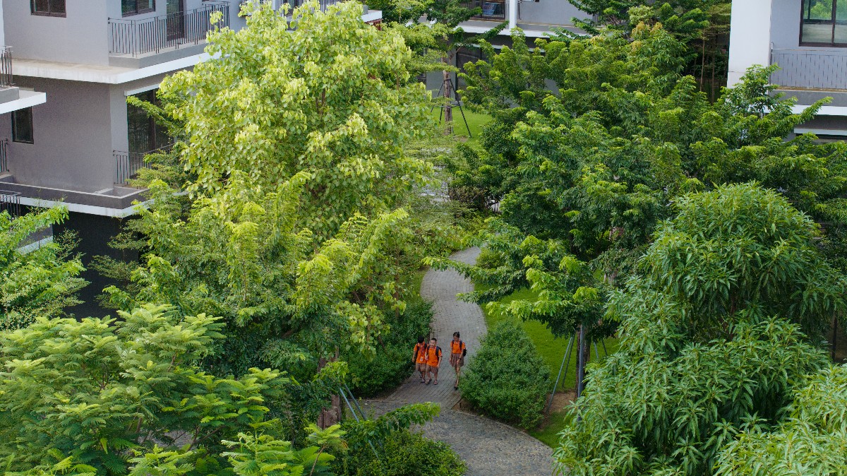 Đường đến trường xanh mướt, an toàn của học sinh PTLC FPT nằm trong Eco Central Park. Ảnh: Thanh Sơn.
