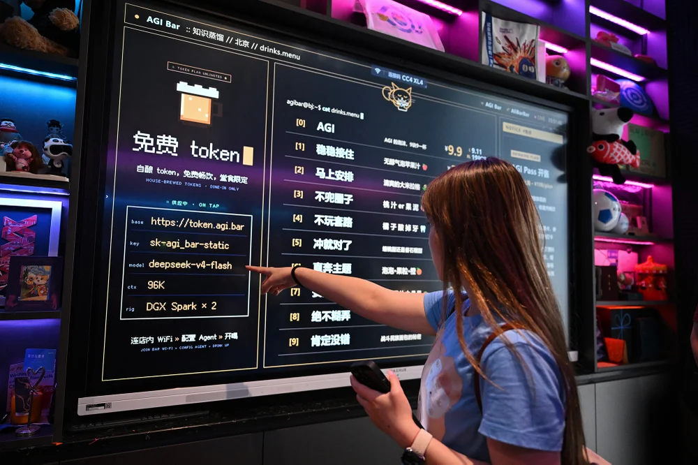 Một khách hàng đang xem bảng thực đơn tại AGI Bar ở Bắc Kinh vào ngày 9 tháng 8 năm 2026. Ảnh: AFP/Getty Images