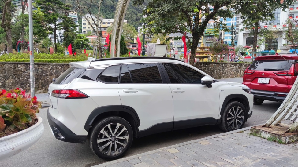 Người dùng đánh giá Corolla Cross HEV mạnh mẽ, tiết kiệm xăng và bảo dưỡng tương tự xe xăng.