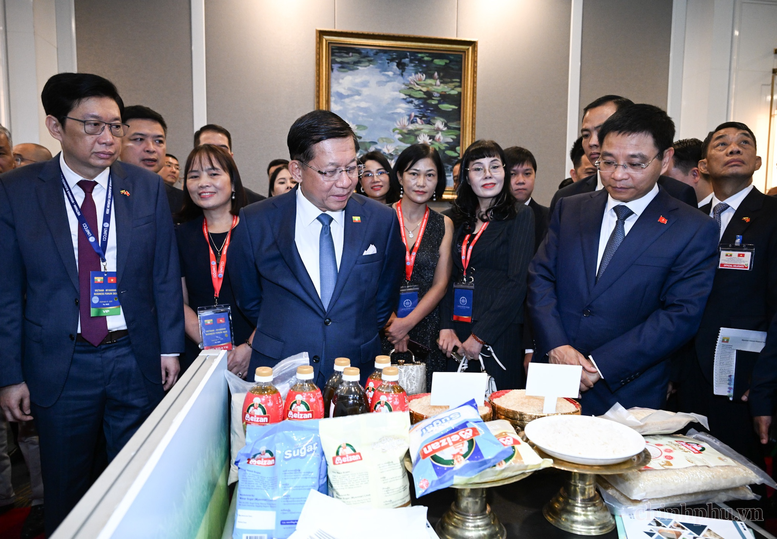 Myanmar President Min Aung Hlaing and Deputy Prime Minister Nguyen Van Thang visit product display booths at the Myanmar-Vietnam Business Forum. (Photo: chinhphu.vn)