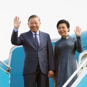 Sáng 7/9/2026, Tổng Bí thư, Chủ tịch nước Tô Lâm và Phu nhân cùng Đoàn đại biểu cấp cao Việt Nam rời Hà Nội, lên đường thăm cấp Nhà nước tới Liên bang Nga, thăm chính thức Cộng hòa Pháp và dự Hội nghị Thượng đỉnh Không gian vũ trụ tại Paris, Pháp từ ngày 7 - 12/9/2026, theo lời mời của Tổng thống Nga Vladimir Putin và Tổng thống Pháp Emmanuel Macron. Ảnh: Thống Nhất – TTXVN