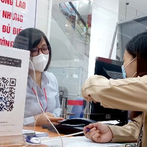 Tư vấn, giới thiệu việc làm cho người lao động thất nghiệp tại Trung tâm Dịch vụ việc làm Hà Nội. Ảnh: Nhật Dương.