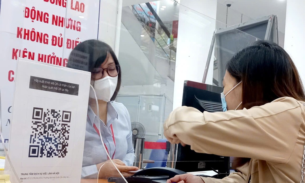 Tư vấn, giới thiệu việc làm cho người lao động thất nghiệp tại Trung tâm Dịch vụ việc làm Hà Nội. Ảnh: Nhật Dương.