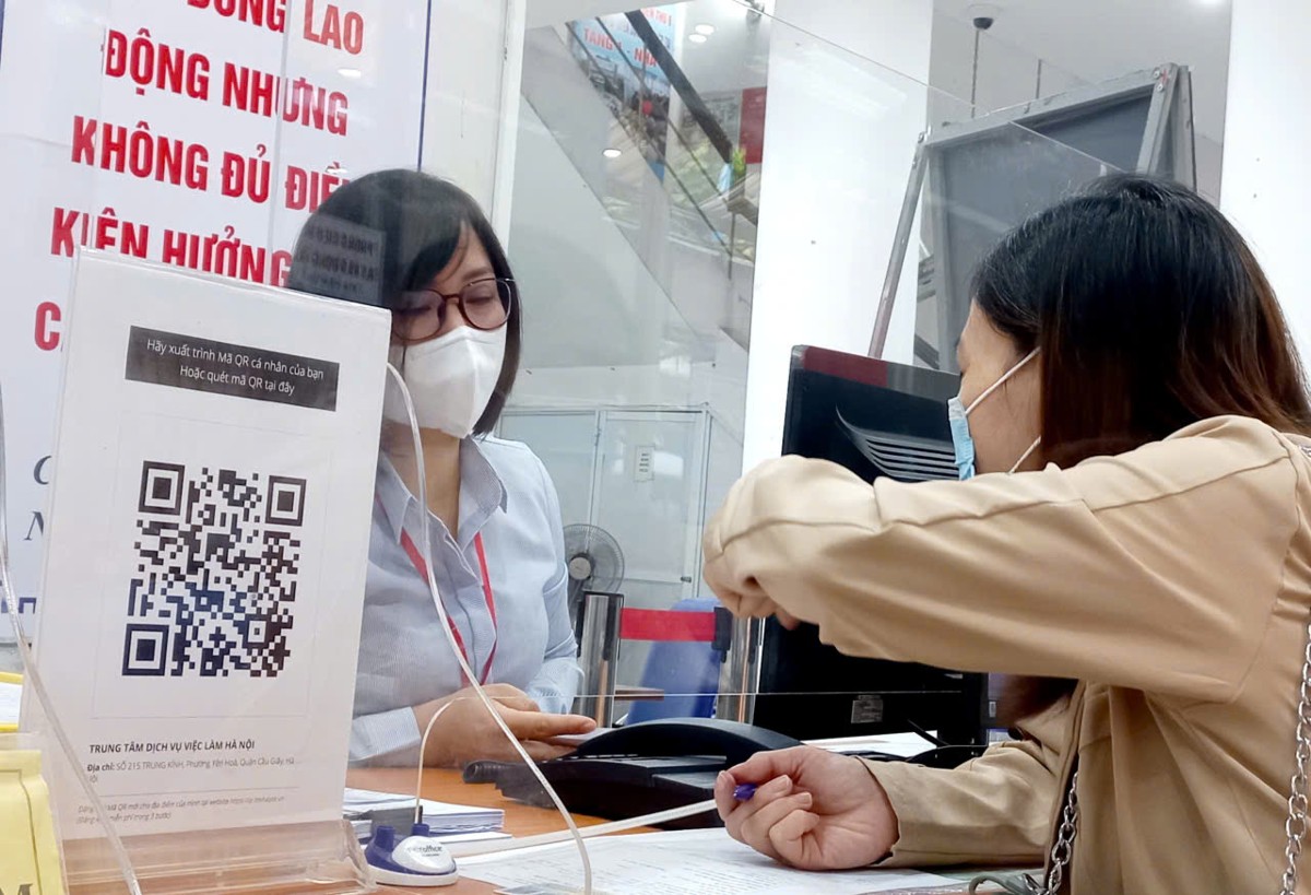 Tư vấn, giới thiệu việc làm cho người lao động thất nghiệp tại Trung tâm Dịch vụ việc làm Hà Nội. Ảnh: Nhật Dương.