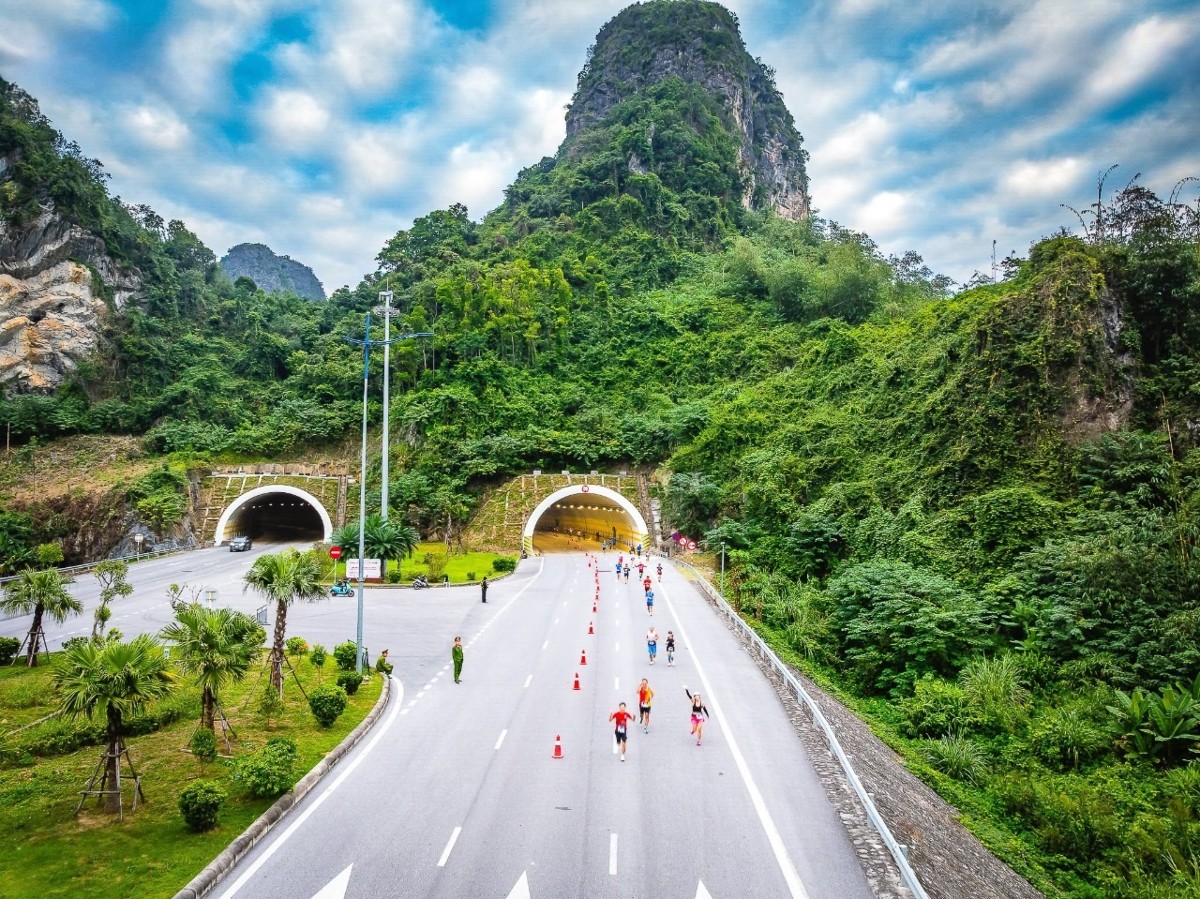Không chỉ marathon, Việt Nam cũng sở hữu nhiều điều kiện để phát triển các giải triathlon, ultra marathon hay các sự kiện thể thao ngoài trời. Ảnh: Ha Long Bay Heritage Marathon