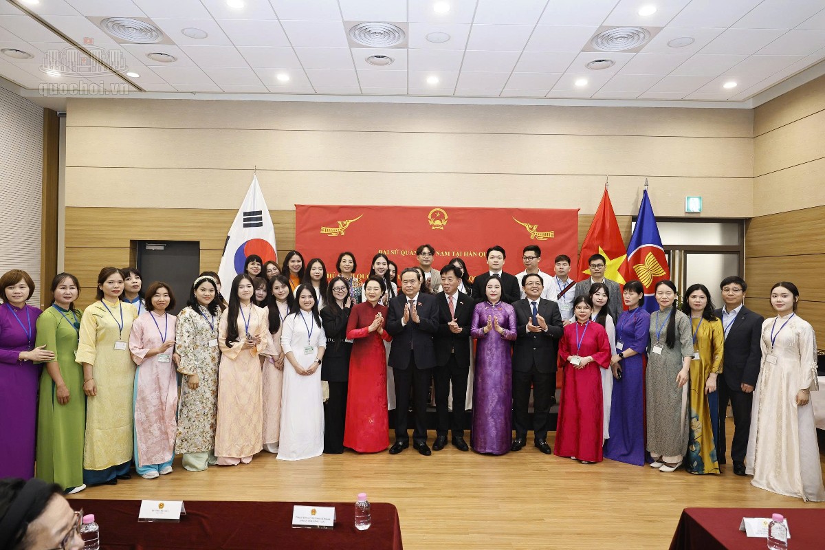 Chủ tịch Quốc hội Trần Thanh Mẫn và Phu nhân chụp ảnh lưu niệm cùng cán bộ, nhân viên Đại sứ quán và cộng đồng người Việt Nam tại Hàn Quốc. Ảnh: Cổng thông tin điện tử Quốc hội.