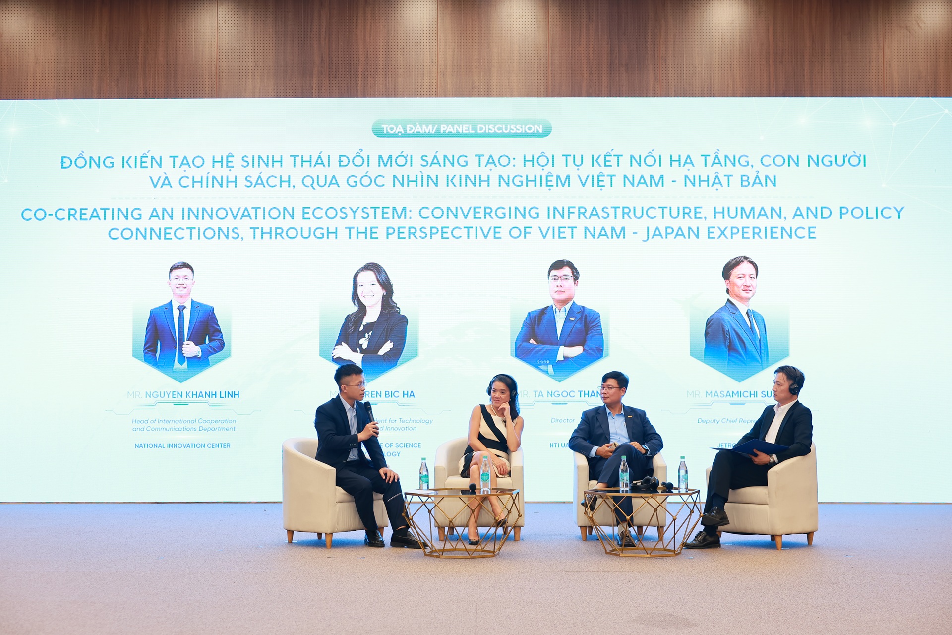 Ông Tạ Ngọc Thanh (thứ ba từ trái qua) tại tọa đàm về Đồng kiến tạo hệ sinh thái đổi mới sáng tạo: Hội tụ kết nối hạ tầng, con người và chính sách, qua góc nhìn kinh nghiệm Việt Nam - Nhật Bản. Ảnh: NIC
