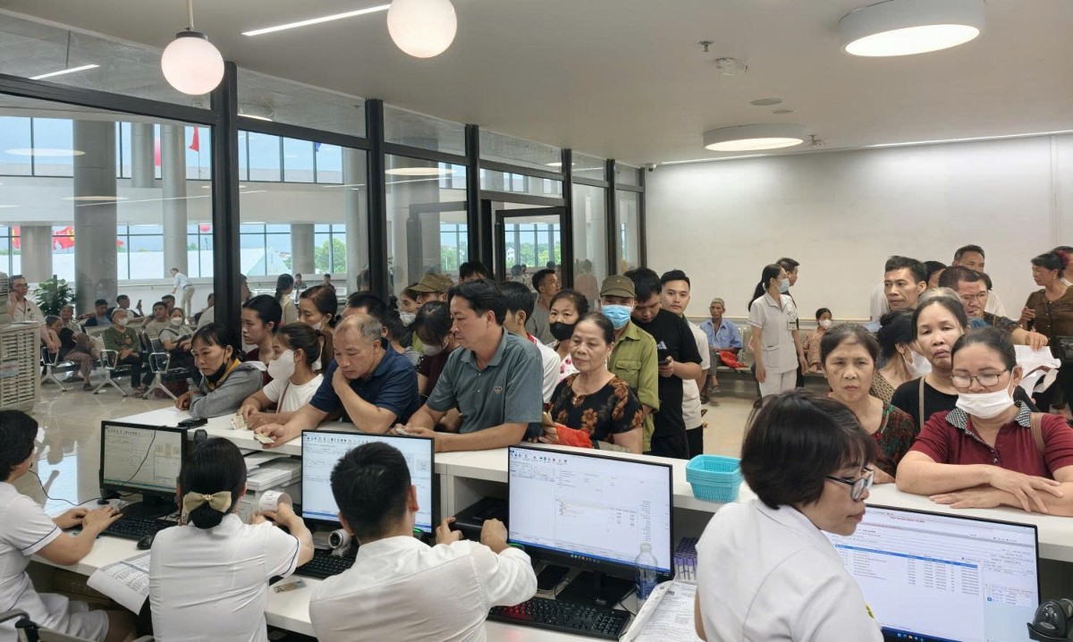 Người dân làm thủ tục khám chữa bệnh bảo hiểm y tế tại Bệnh viện Bạch Mai - cơ sở Ninh Bình. Ảnh: Trần Minh.