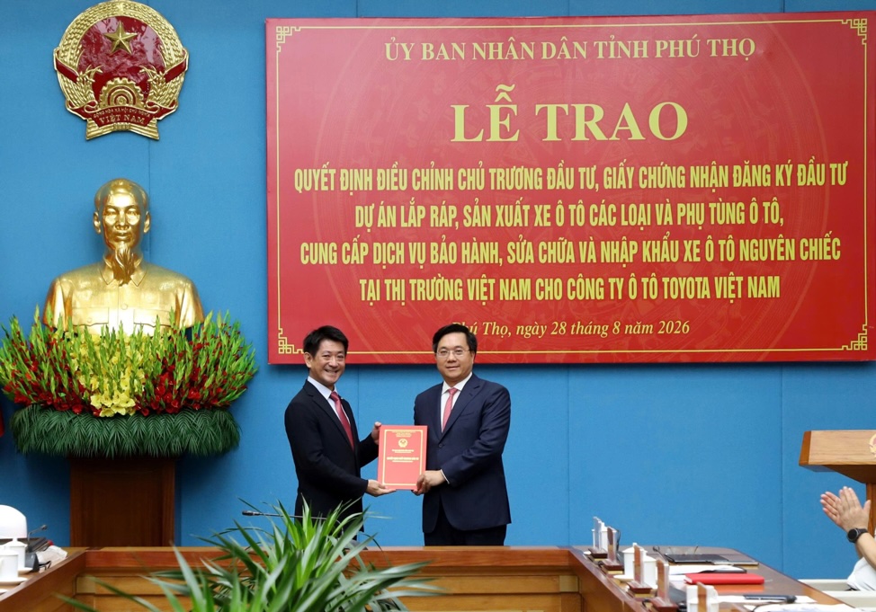 Chủ tịch UBND tỉnh Phú Thọ Trần Duy Đông (bên phải) trao Quyết định điều chỉnh chủ trương đầu tư cho lãnh đạo Công ty Ô tô Toyota Việt Nam.