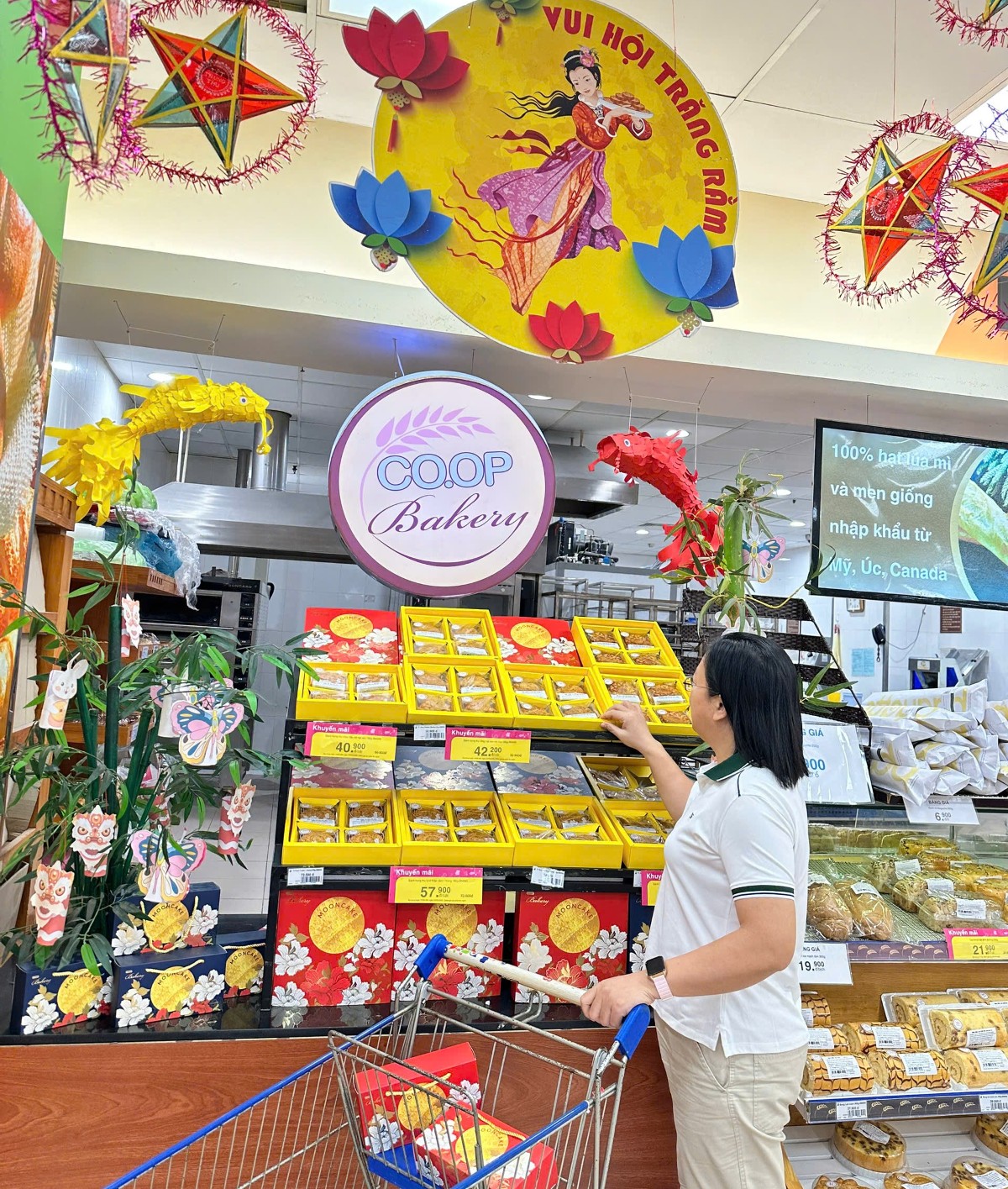 Bên cạnh việc phân phối bánh Trung thu của các thương hiệu, nhiều hệ thống siêu thị còn đóng vai trò là nhà sản xuất với nhãn hàng riêng. Ảnh: Co.opmart